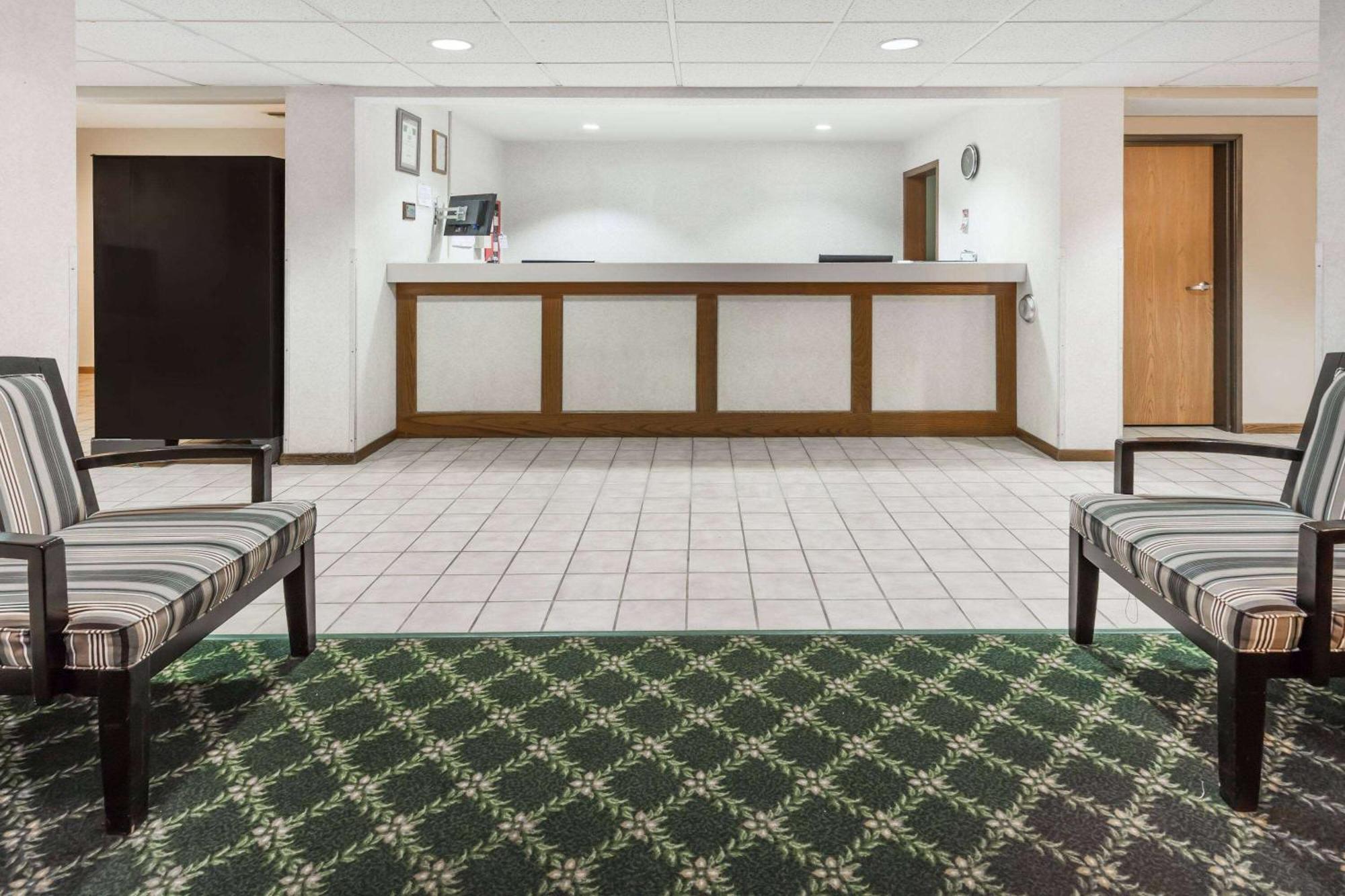 Americinn By Wyndham Columbus Wisconsin Bagian luar foto