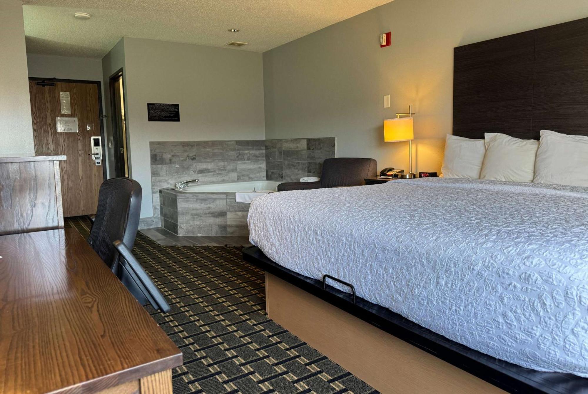 Americinn By Wyndham Columbus Wisconsin Bagian luar foto