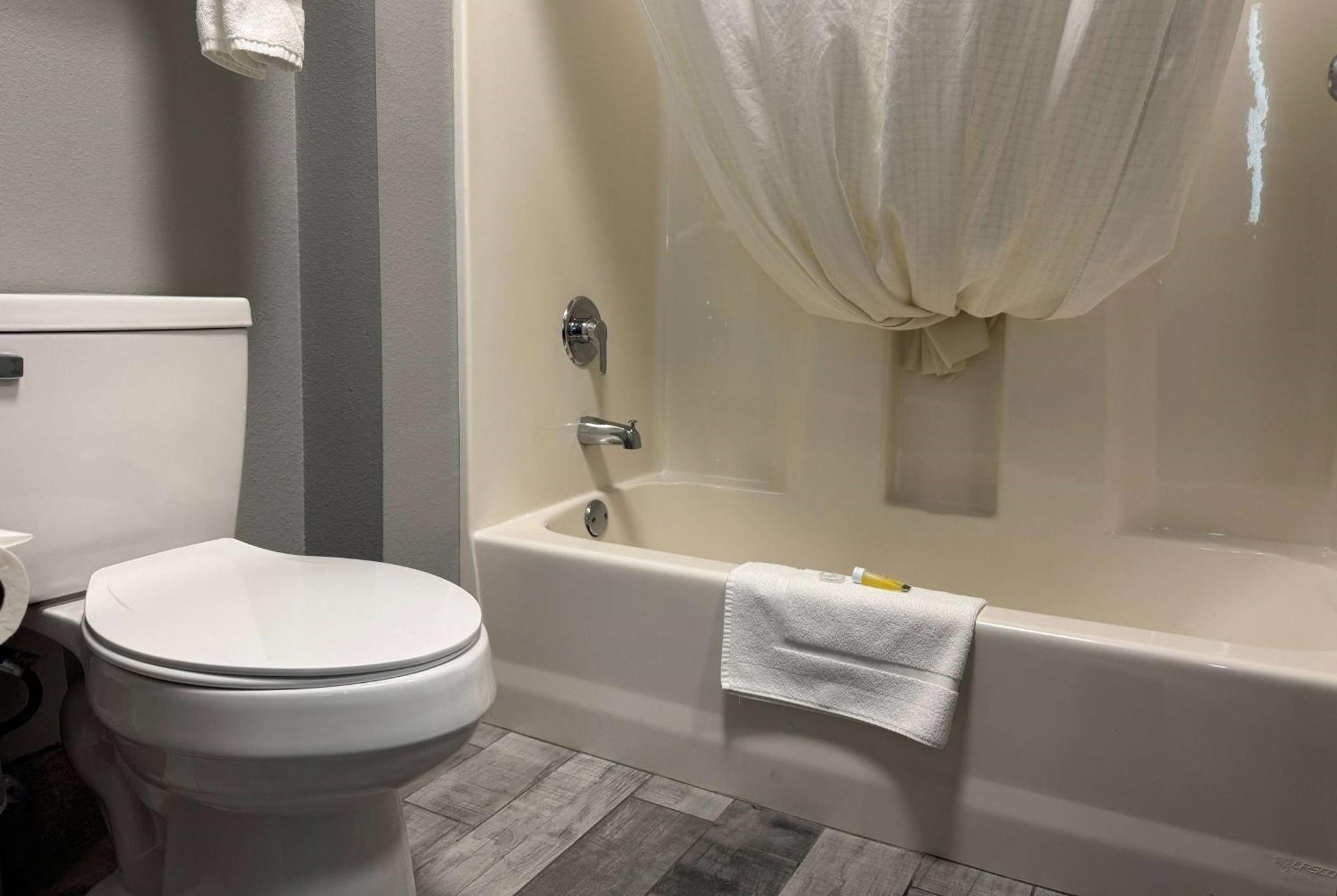 Americinn By Wyndham Columbus Wisconsin Bagian luar foto