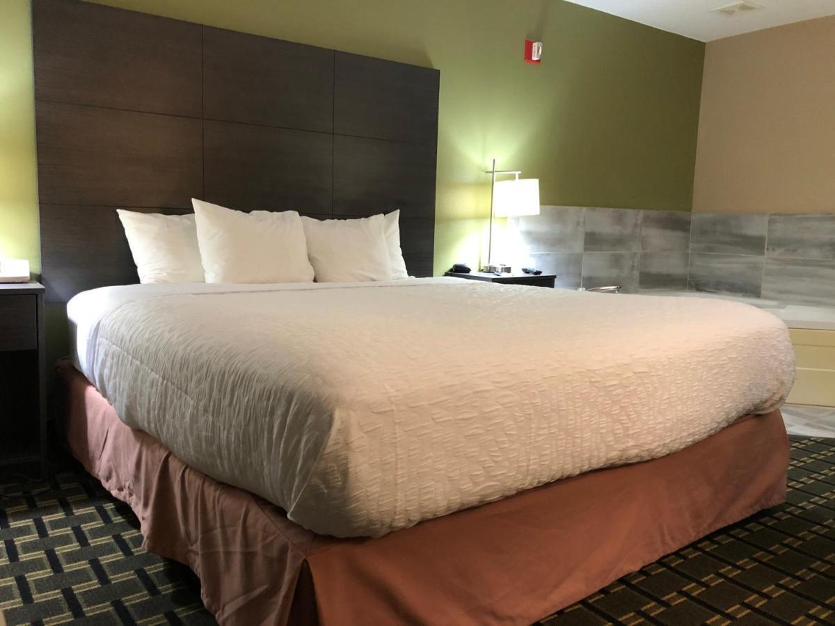 Americinn By Wyndham Columbus Wisconsin Bagian luar foto