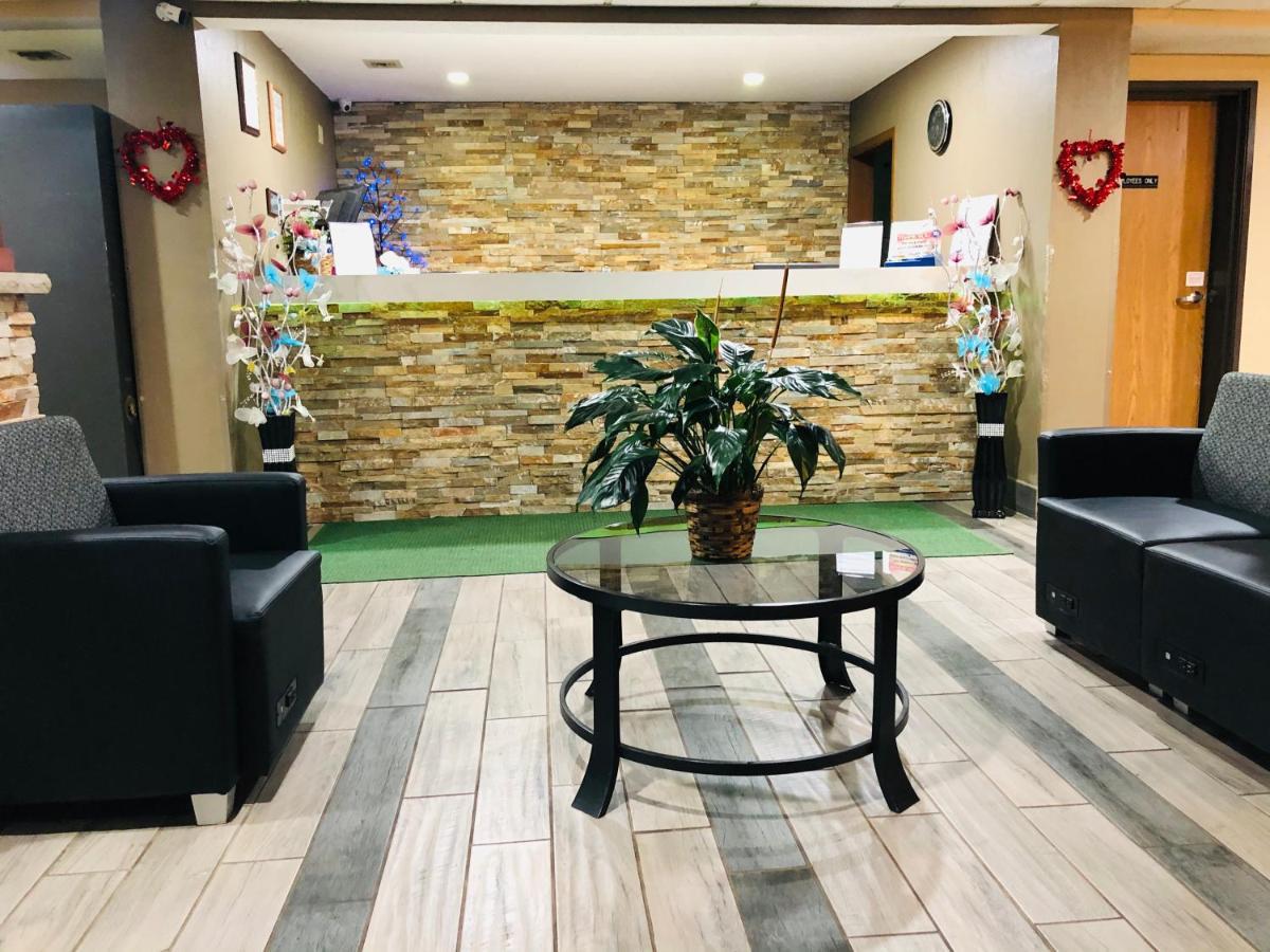 Americinn By Wyndham Columbus Wisconsin Bagian luar foto